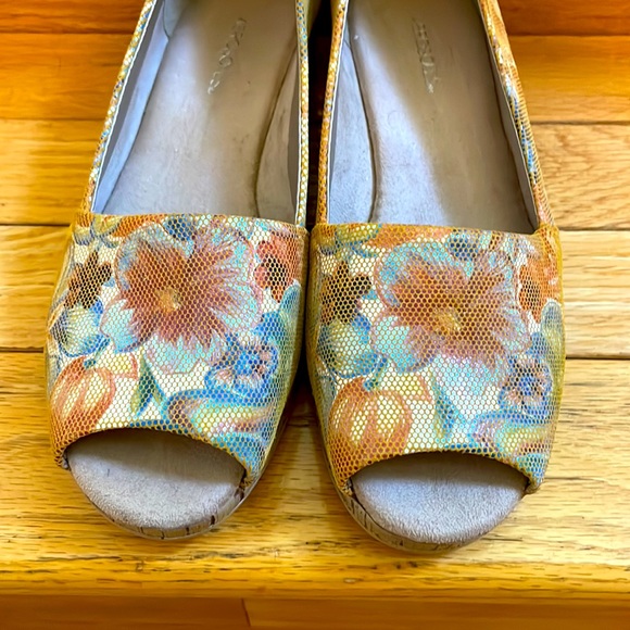 AEROSOLES Floral Leather Slip-Ons Loafers Size 7W - Picture 3 of 9